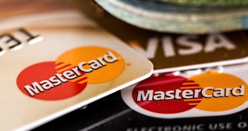 Les européens utilisent de plus en plus leur carte bancaire pour payer