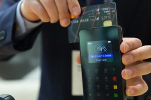 Carte bancaire à débit immédiat ou différé ? Que choisir ?