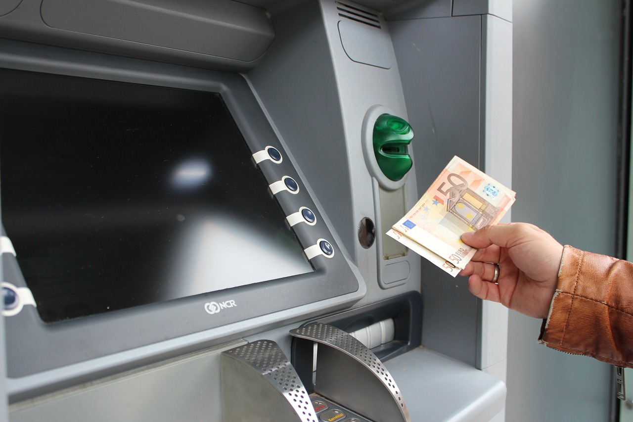Retirer de l’argent dans un distributeur de billets pourrait bientôt coûter cher