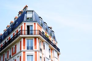 Investissement immobilier : Faut-il emprunter ou payer comptant ?