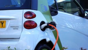 Voitures électriques : le bonus écologique baissera à partir de 2021