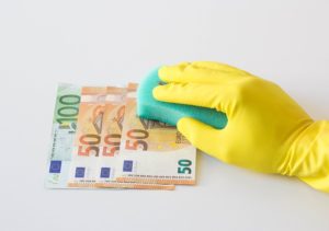 Peut-on attraper le COVID-19 en touchant de l’argent ?