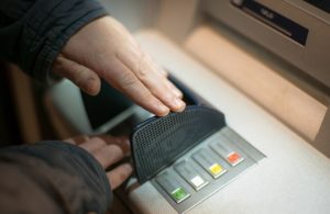 Pourquoi une carte bancaire peut-elle être avalée par un distributeur de billets ?