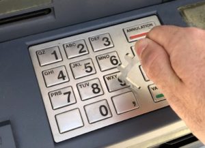 Coronavirus : un crochet pour taper son code de carte bleue sans risque