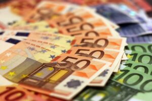 Combien y-a-t-il de billets en euros dans le monde ?
