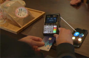 La carte bancaire vocale permet aux personnes malvoyantes de sécuriser leurs achats